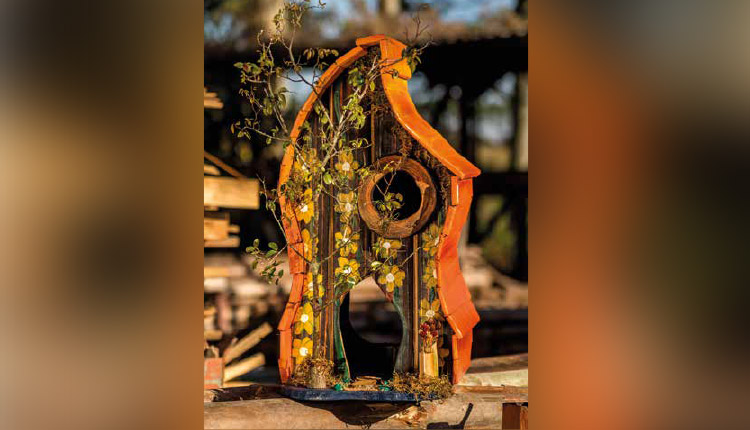 Madeira descartável vira casa para pássaros